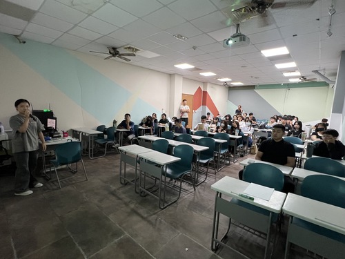 114.09.17辦理進修部學海築夢說明會，並由四健三甲參與新南向泰國學海築夢的學員陳珮瑄學姊進行心得分享。圖片